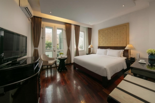 DELUXE DOUBLE ROOM WITH BALCONY